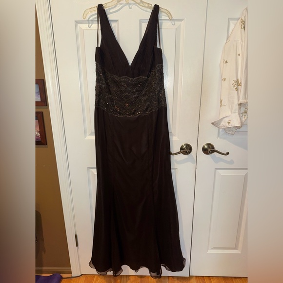 Elegant Evening Dress with Lace Detail - Picture 2 of 5